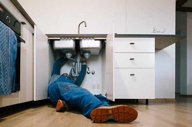 Professional Emergency Plumber technician working in Wenonah, NJ
